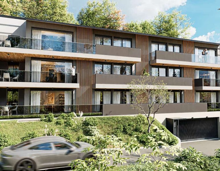 Complesso residenziale moderno a più piani con balconi, facciata in legno e vetrate, verde curato e veicolo in movimento sullo sfondo.
