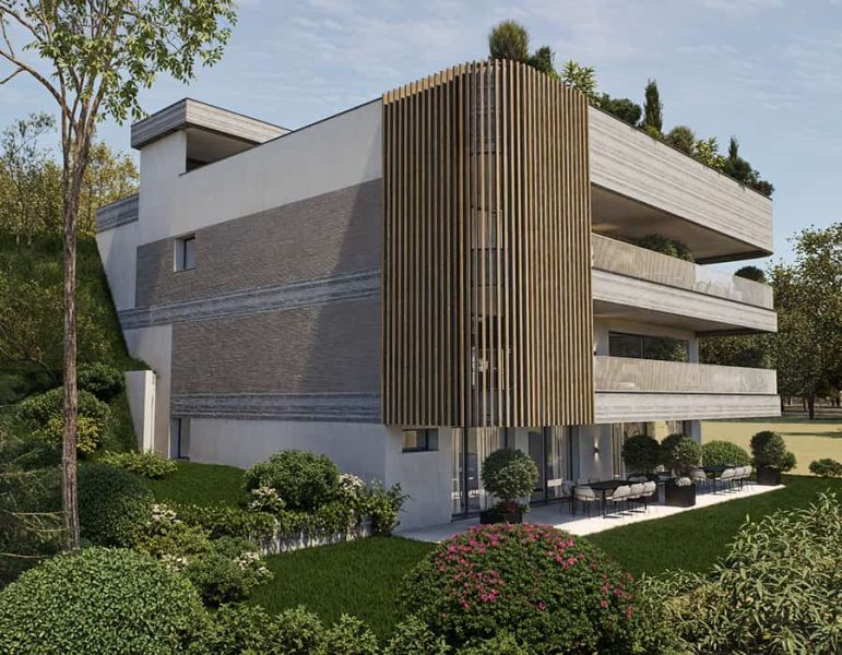 Moderno edificio residenziale a tre piani con facciata bianca e inserti in legno verticale, verdeggiante giardino e terrazze panoramiche.