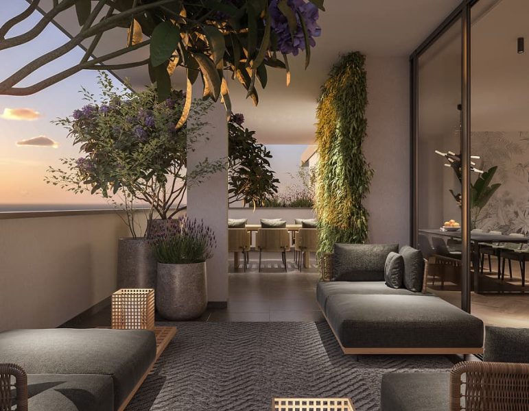 Terrazza lounge moderna all’aperto con divani, piante in vasi, luci calde e vista al tramonto sul mare.
